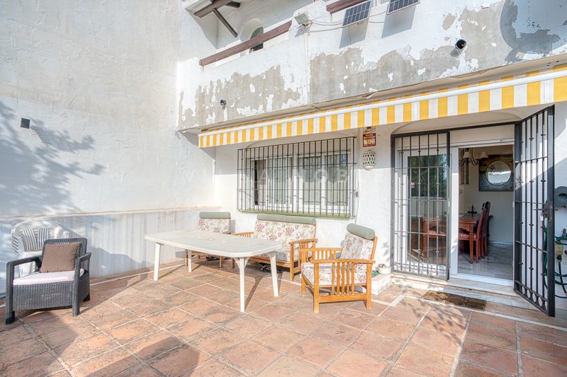 Charmantes Reihenhaus mit 3 Schlafzimmern in der begehrten, geschlossenen Wohnanlage El Capricho an Marbellas Goldener Meile