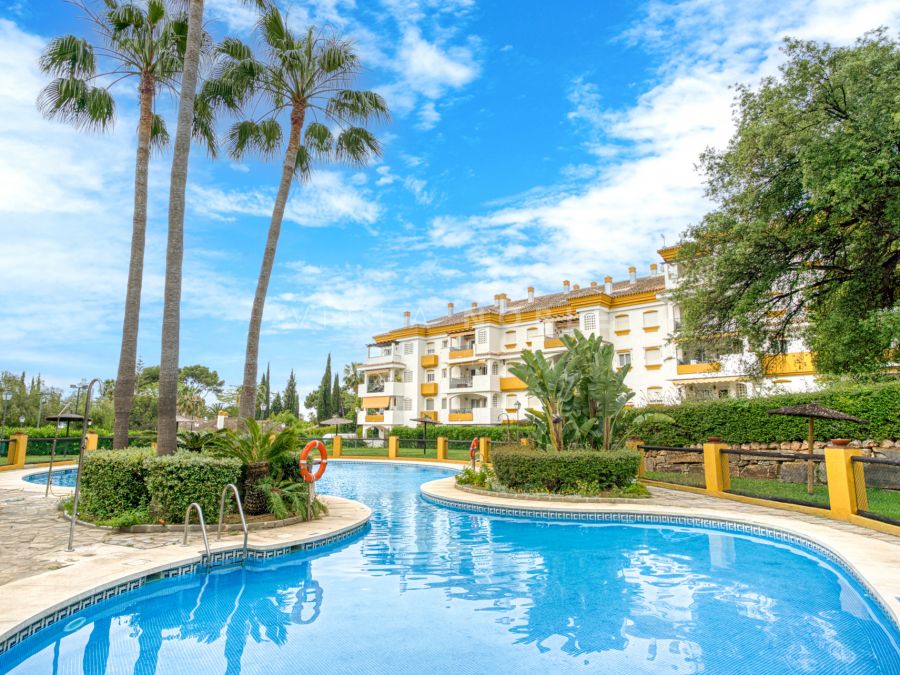 Three-bedroom apartment located in the Pinos de Nagüeles community on Marbella's Golden Mile