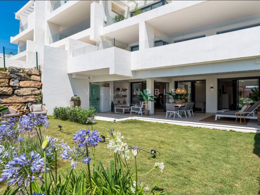 Discover this charming 2-bedroom, 2-bathroom ground-floor apartment located in the peaceful and sought-after Estepona Golf community.