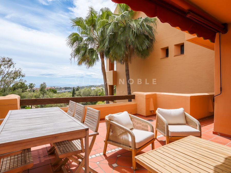 ELEGANT 2-BEDROOM APARTMENT WITH PANORAMIC SEA VIEWS IN CUMBRES DE LOS ALMENDROS, BENAHAVÍS