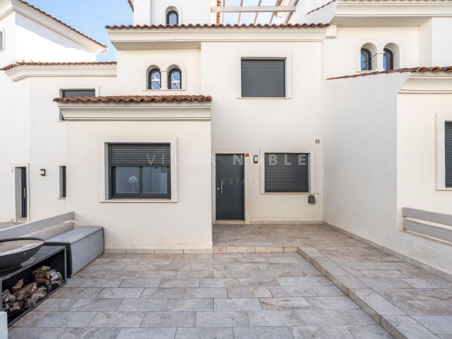 Fantastisches Reihenhaus mit 3 Schlafzimmern neben dem Golfplatz El Campanario in Estepona