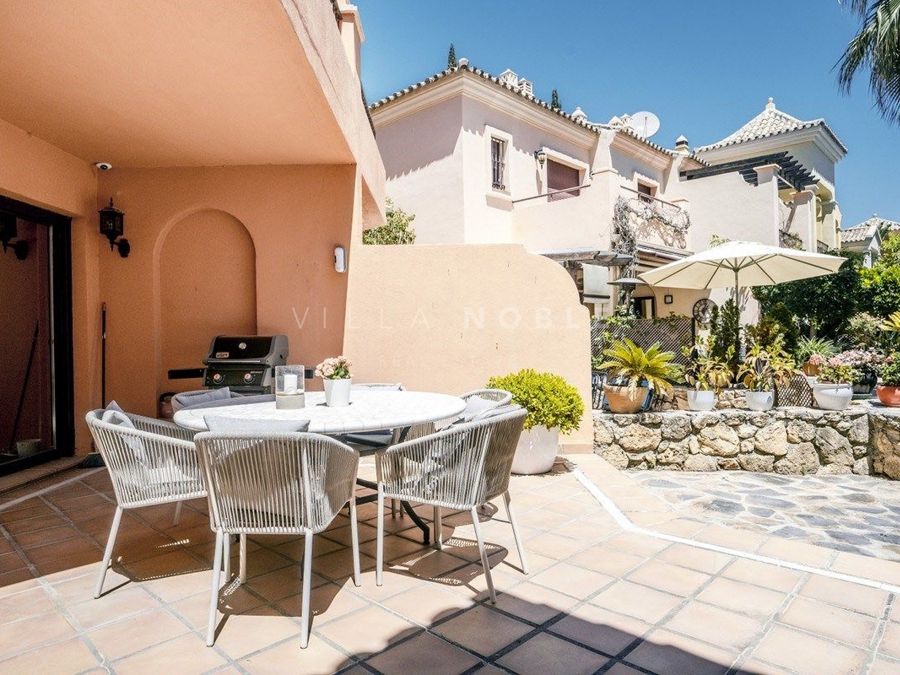 Großzügiges 4-Zimmer-Haus in Jardines de las Lomas mit Meerblick, Goldene Meile Marbella