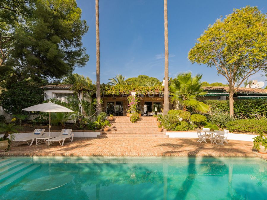 Charming Andalusian Cortijo with Exceptional Potential and Lake Views