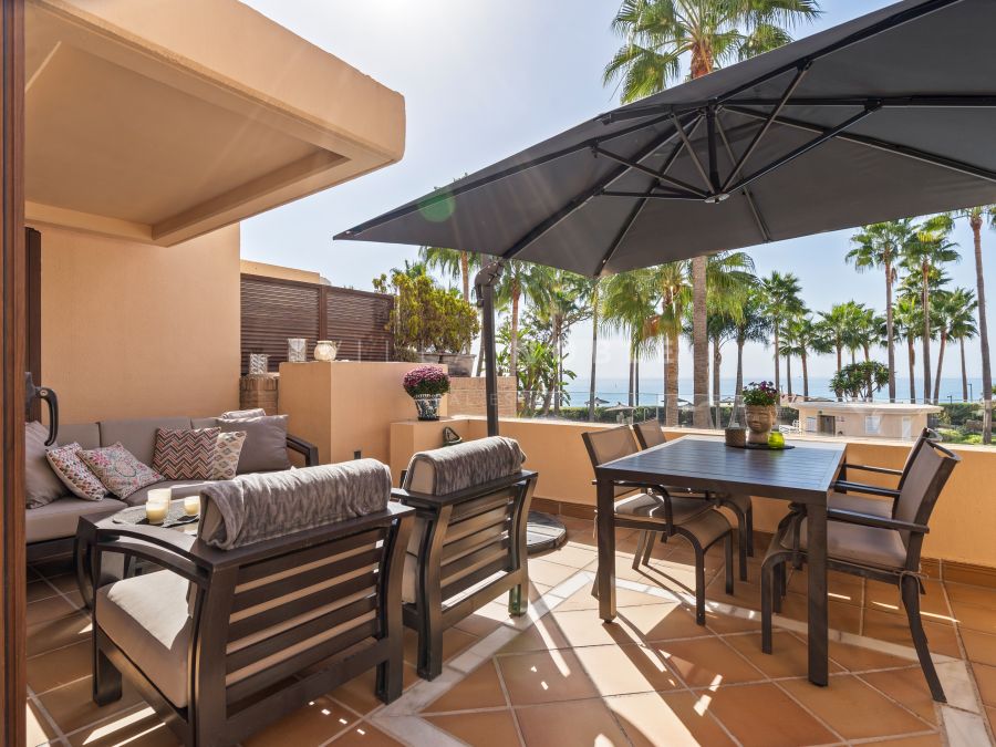 Luxus Penthouse zu verkaufen an erster Linie Strand in Bahía de la Plata, Estepona