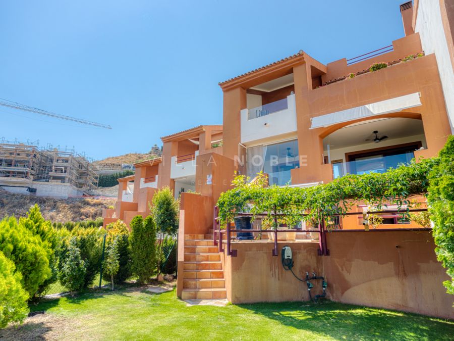 Beautiful townhouse in the prestigious Los Jaralillos community, located in the sought-after El Paraíso area of Benahaví