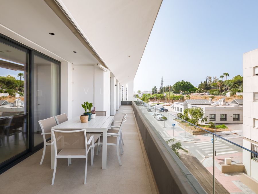 MODERNES PENTHOUSE MIT BEEINDRUCKENDEM SOLARIUM IN SAN PEDRO DE ALCÁNTARA