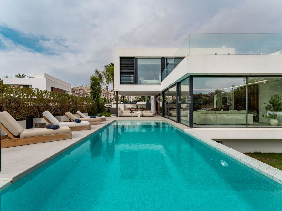 Una villa contemporánea de nueva construcción con piscina privada y vistas en primera línea de golf en El Paraíso, Estepona.