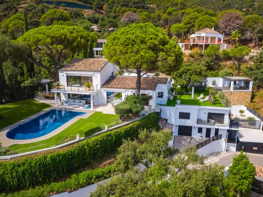 ELEGANT, FULLY RENOVATED VILLA WITH GUEST HOUSE AND PANORAMIC VIEWS IN EL MADROÑAL