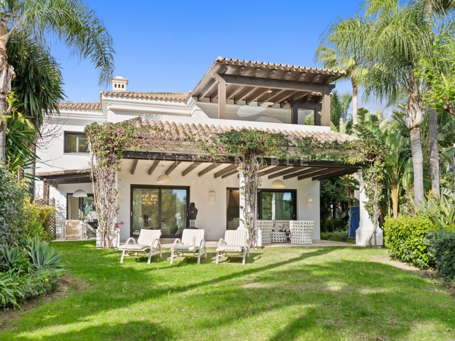 Wunderschöne Luxusvilla mit sechs Schlafzimmern und Südwestausrichtung in Las Lomas de Magna, Marbella