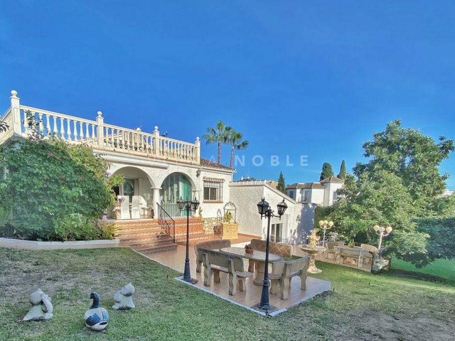 Freistehende Villa in günstiger Lage in einer geschlossenen Wohnanlage unweit des Zentrums von Marbella