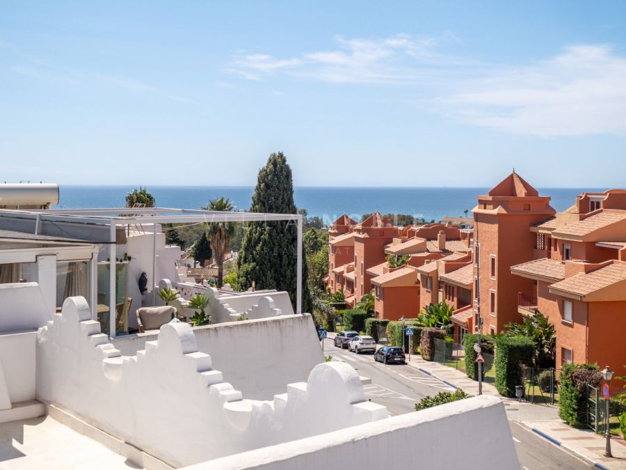 Renoviertes 4-Zimmer-Stadthaus in Marbella Ost mit Meerblick und in unmittelbarer Strandnähe