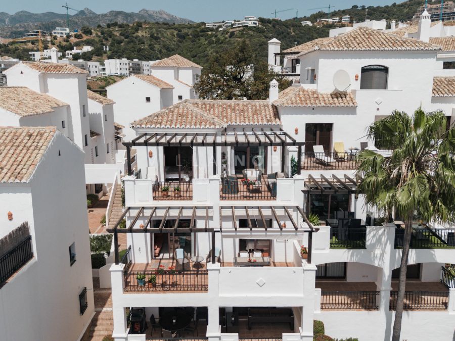 Ático dúplex de estilo tradicional andaluz con vistas panorámicas al mar en Altos de los Monteros, Marbella