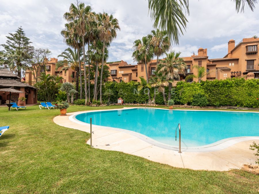 Traditionnelles Duplex-Penthouse mit privatem Pool in Alhambra del Golf, Estepona Ost