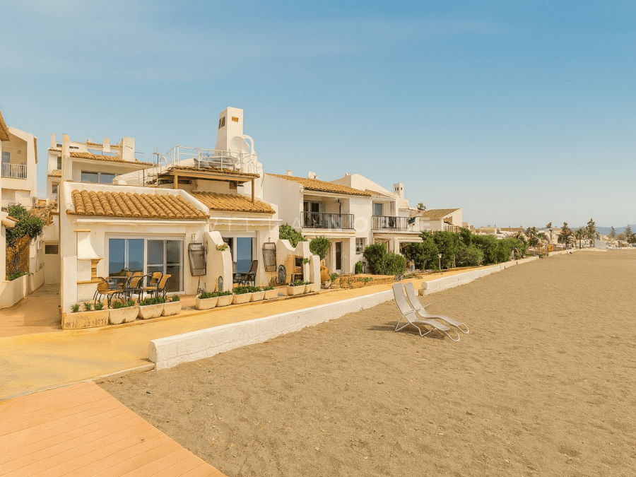 Villa/Adosada Renovada en Primera Línea de Playa en Bahía Dorada – Estepona Oeste
