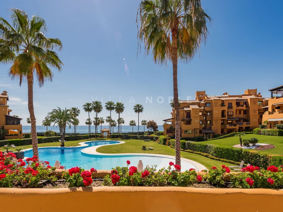 Beachfront, Fully renovated 4-bedroom apartment in Los Granados del Mar, Estepona