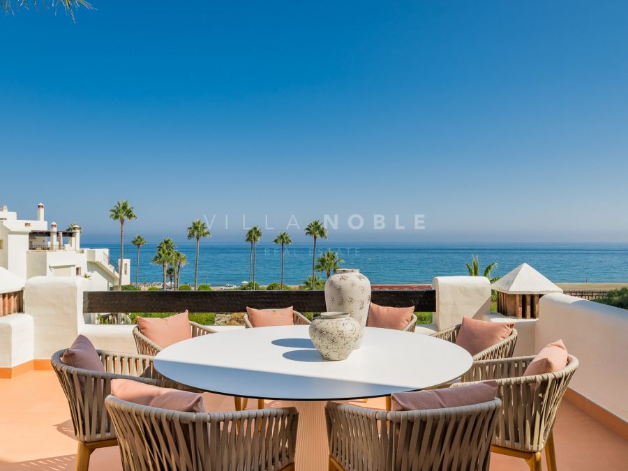 Ático totalmente renovado frente al mar en Bahía de Velerín, Estepona