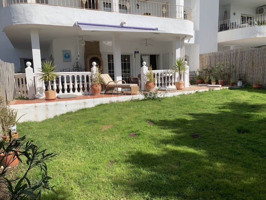 Apartamento con jardín recientemente renovado en Estepona Golf