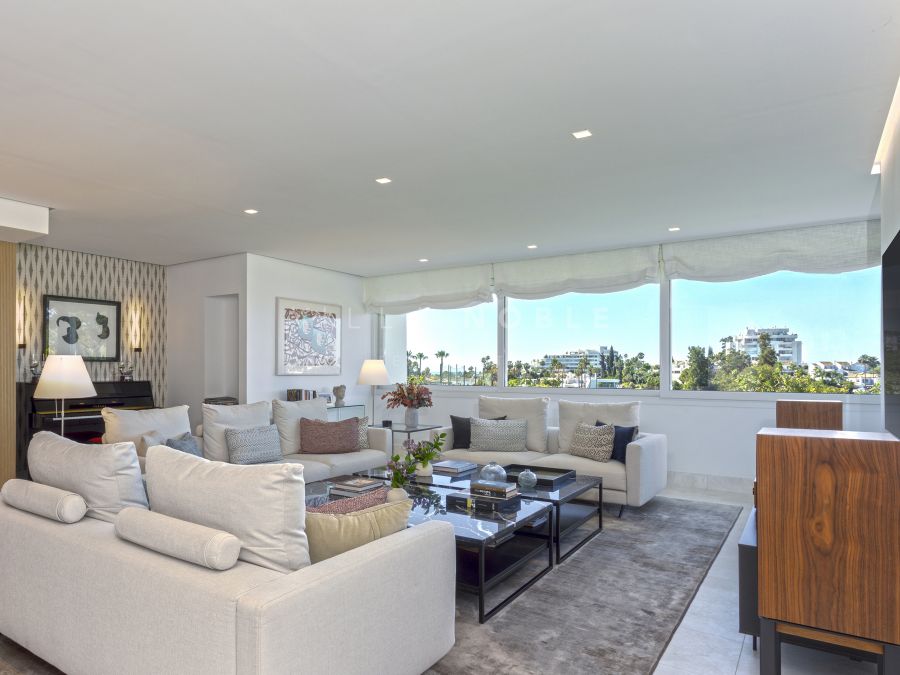 Helle Wohnung mit Golfblick und seitlichem Meerblick in bester Lage in Guadalmina – Marbella