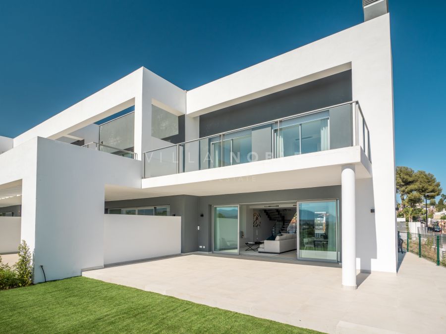 Moderna casa de obra nueva con vistas panorámicas al mar y montaña en Guadalmina Alta Marbella