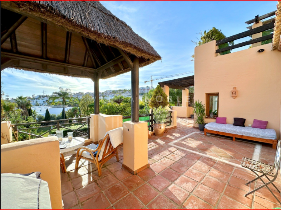 STUNNING AND SPACIOUS DUPLEX PENTHOUSE IN THE PARADISE OF ESTEPONA AND ON THE FRONT LINE OF THE GOLF COURSE