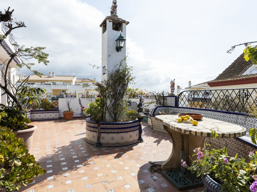 Eine wahrhaft einzigartige und palastartige Residenz, nur 1 Minute vom San Pedro Boulevard und einen kurzen Spaziergang vom NH Hotel und der Laude San Pedro International School entfernt.