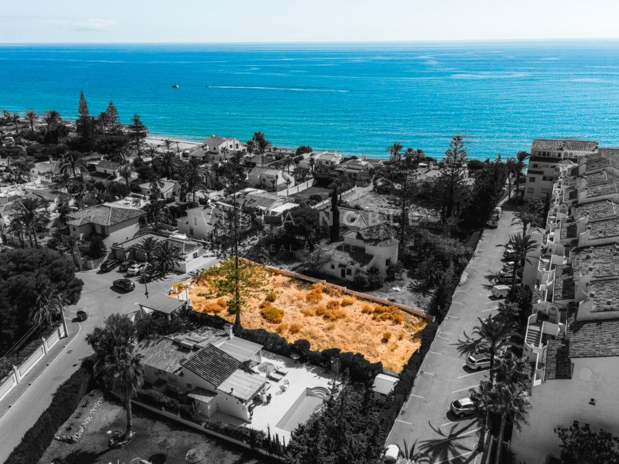 Gut gelegenes Grundstück mit vollständig lizenziertem Villenprojekt, nur wenige Schritte vom Meer entfernt in Marbesa