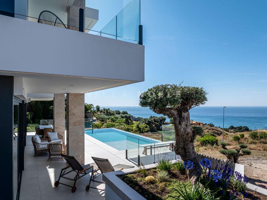 VILLA CONTEMPORÁNEA CON VISTAS AL MAR Y A LA MONTAÑA EN BENALMADENA