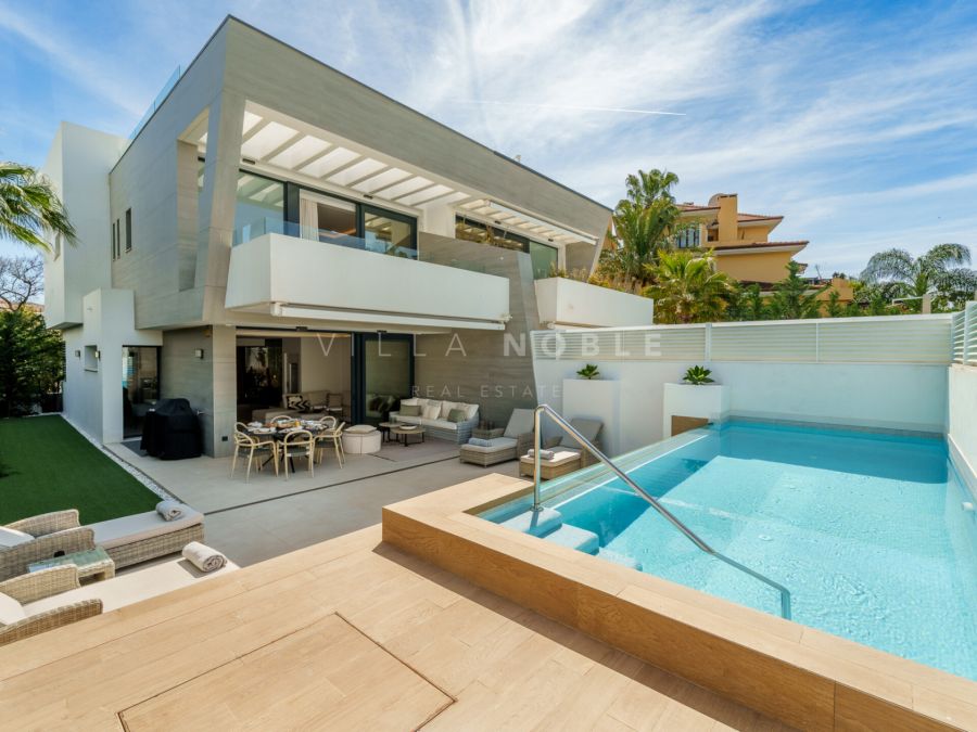 Moderne Doppelhaushälfte, nur wenige Minuten von Puerto Banus entfernt