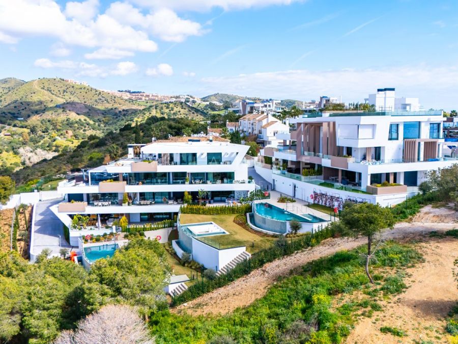 Apartamento en Planta Baja con Vistas al Mar y a la Montaña en Artola, Marbella Este