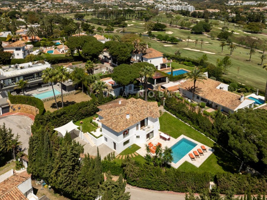 Villa en venta en Nueva Andalucia, Marbella