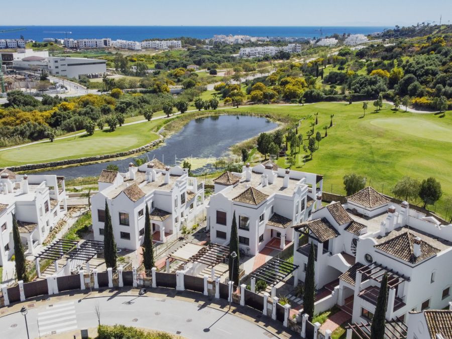 Elegante Doppelhaushälfte mit 4 Schlafzimmern und touristischer Lizenz in Azata Golf, Estepona