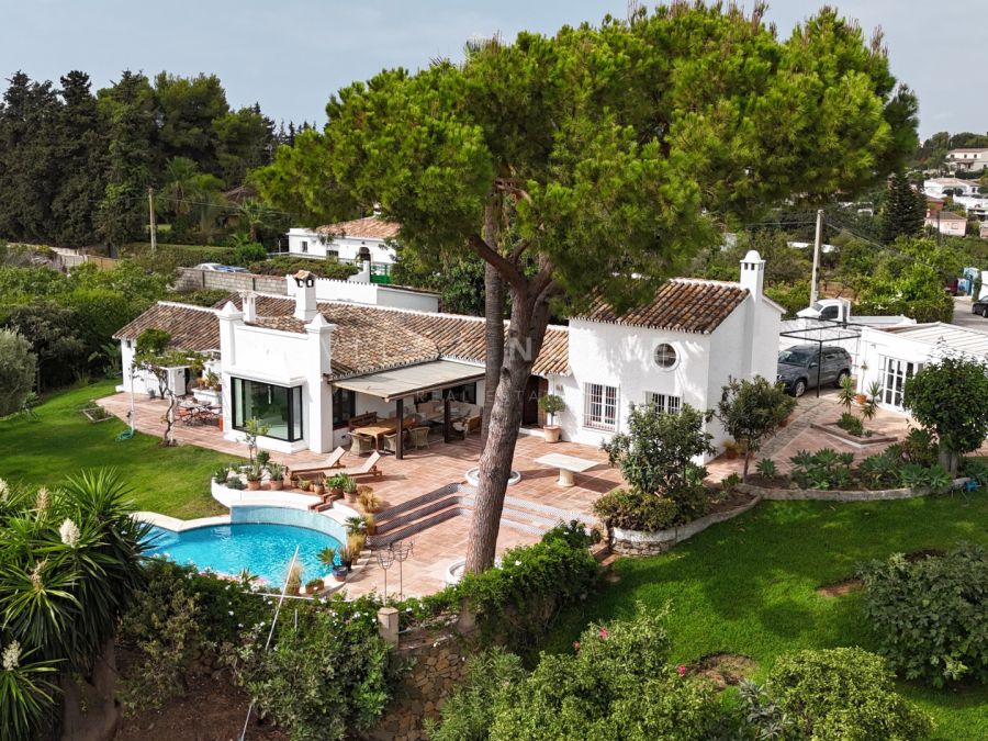 Wunderschöne Landhausvilla mit drei Schlafzimmern in Südlage in Guadalmina Alta, Marbella