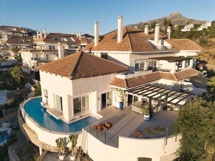 Duplex Penthouse in the prestigious gated community with top-class facilities including gym, spa, restaurant, concierge services located close to Puerto Banús