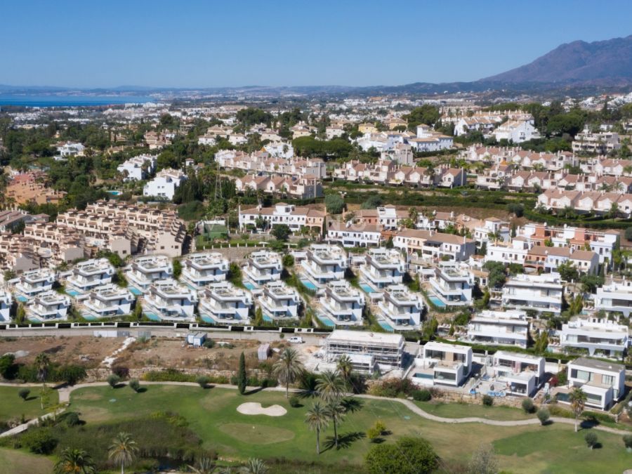 Development land for 15 detached villas in El Campanario, Estepona