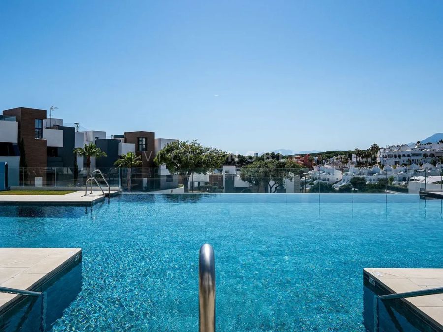 Luxury ground floor duplex in Cabopino set frontline to the golf course