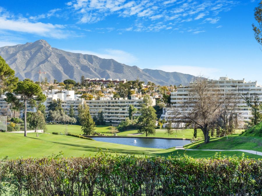 Bright and spacious, two bedroom apartment located in the sought-after community of Campos de Guadalmina, Guadalmina Alta.