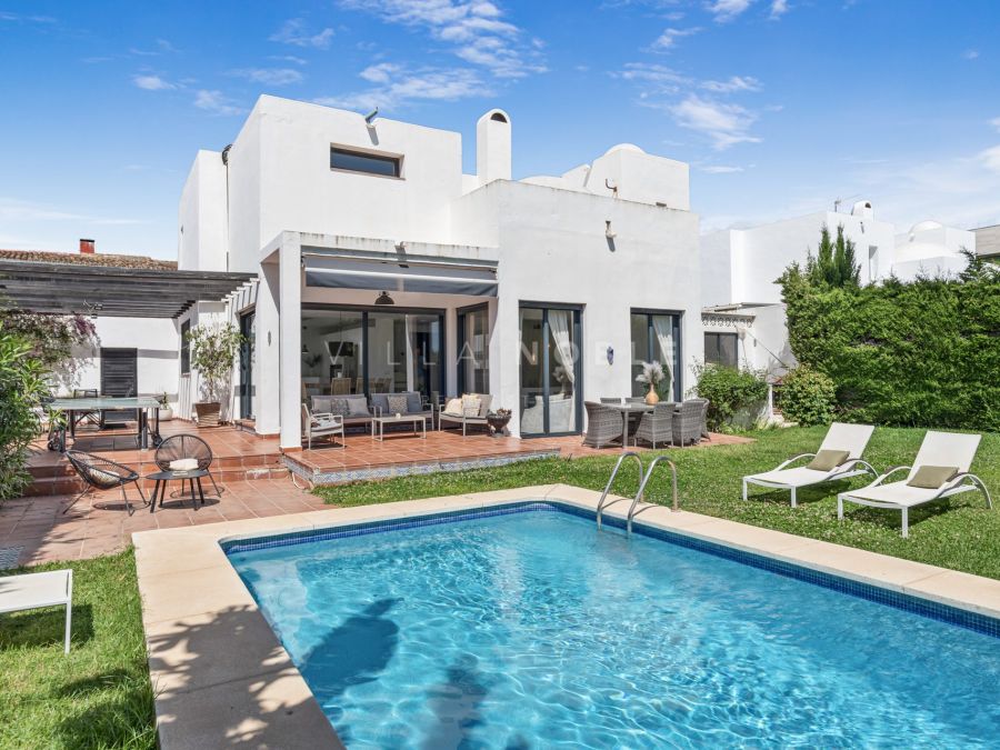 SStunning contemporary luxury villa perfectly positioned just moments from the Mediterranean Sea and the world-renowned Puerto Banús.