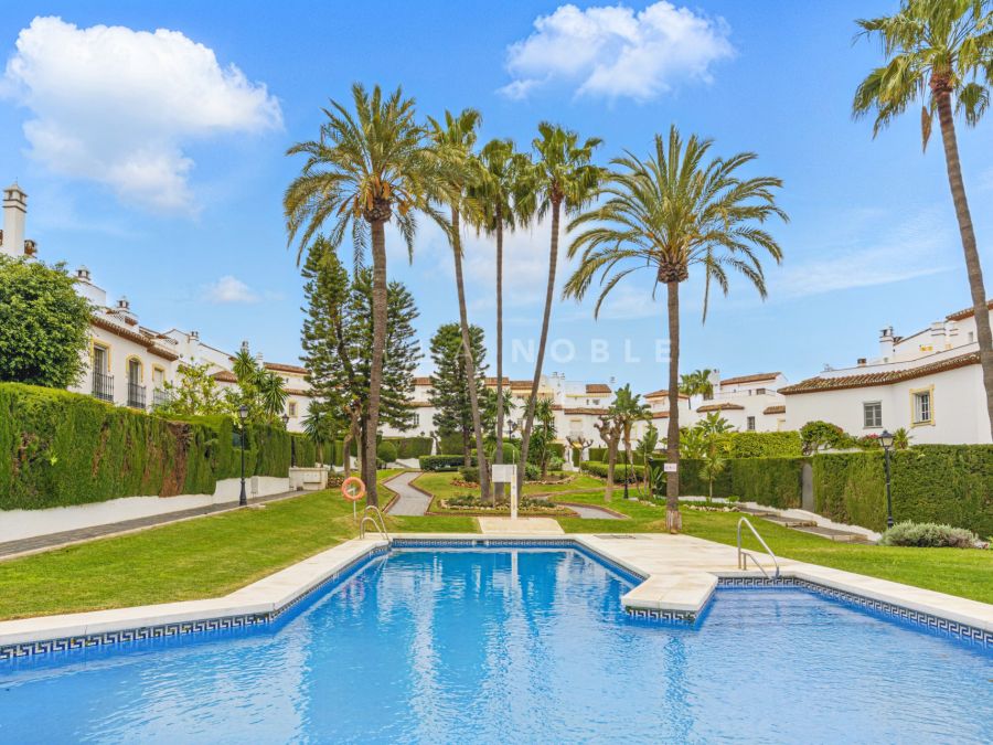 Magnífica casa adosada de tres dormitorios con vistas al mar, ubicada en Bel Air, Estepona.