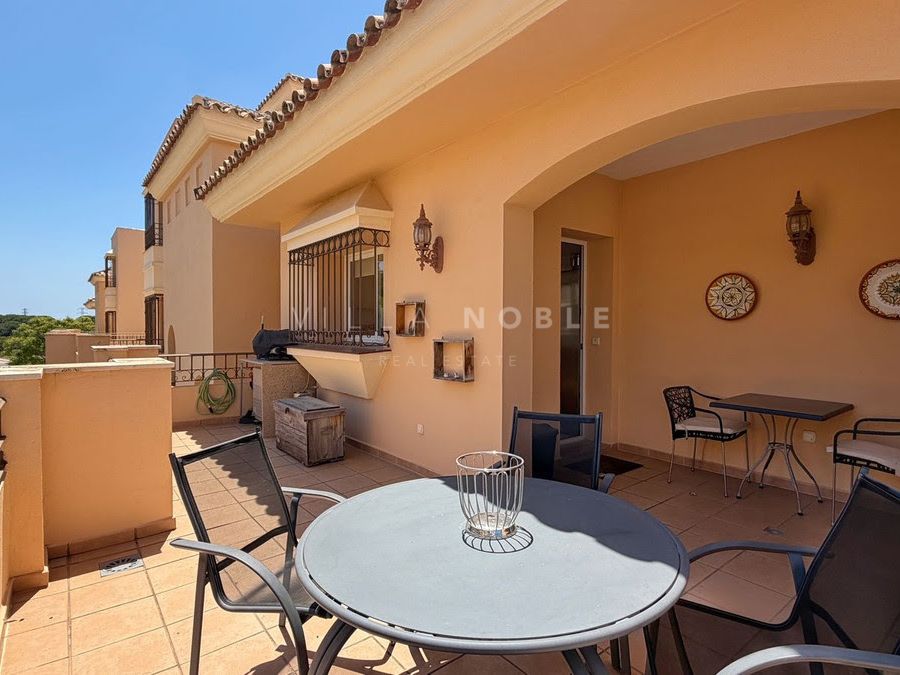 Ático dúplex luminoso de 4 dormitorios en Hacienda Elviria, Marbella Este