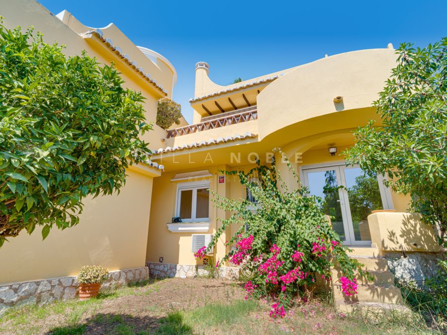 Charmantes Reihenhaus mit drei Schlafzimmern und Meerblick in Calahonda, Mijas Costa