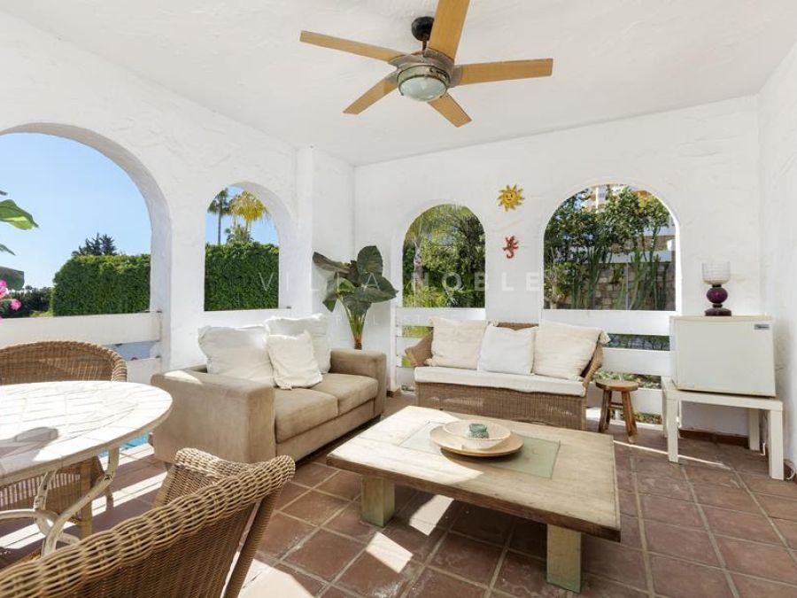 Elevated Ground Floor Apartment with walking to everything in La Maestranza, Nueva Andalucia