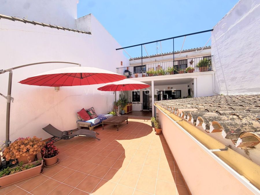 CASA ADOSADA EN PLANTA BAJA CON AMPLIA TERRAZA Y ESPACIOSO GARAJE PRIVADO EN EL CENTRO DE BENAHAVIS