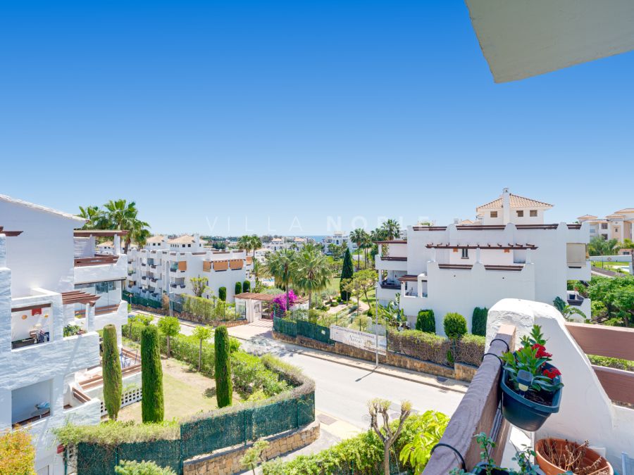 Elegante apartamento de tres habitaciones en la primera planta, ubicado en la urbanización privada de Selwo Hills, Estepona.