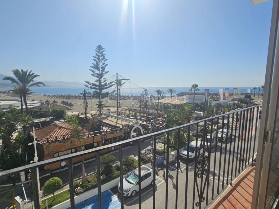 Amplio Apartamento en primera línea de mar – Puerto Banús, Marbella