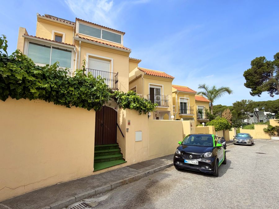 Semi-detached house with sea views in Seghers, just steps from the beach and Estepona town center
