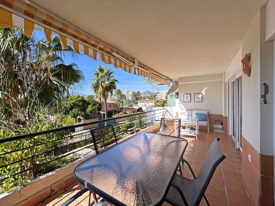 Apartamento con amplia terraza y vistas despejadas en Campos de Guadalmina, Marbella
