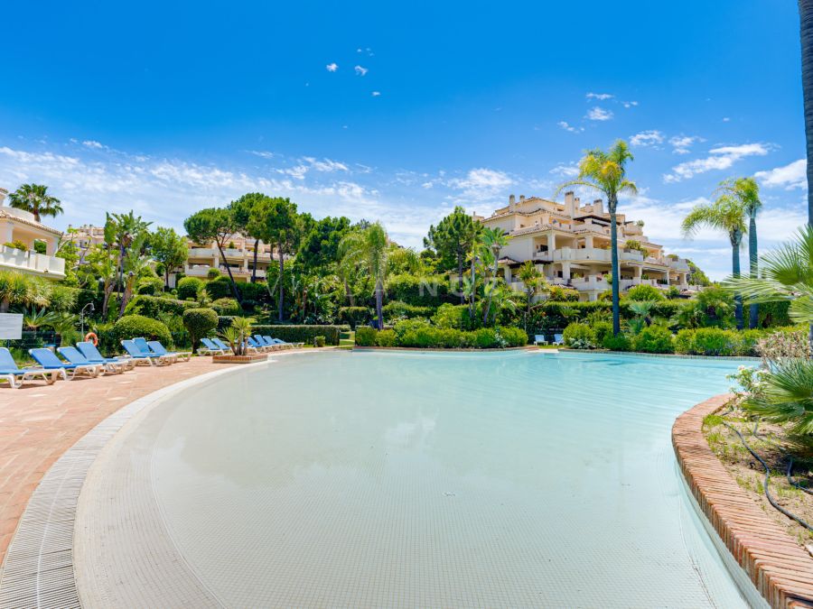Espectacular apartamento en planta baja elevada en la prestigiosa comunidad cerrada de Capanes del Golf, Benahavis