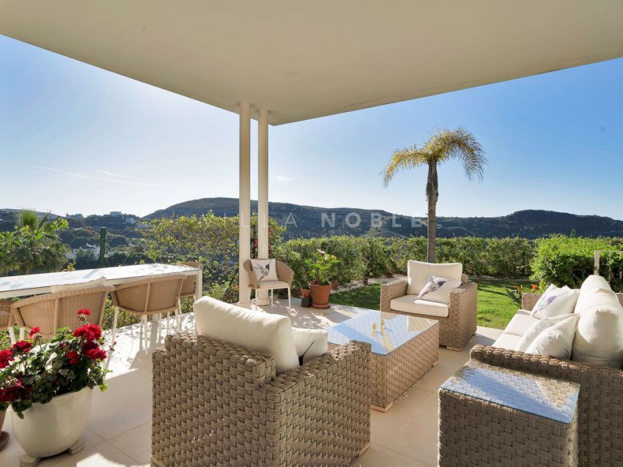 Elegante apartamento dúplex con jardín en Marbella Club Hills, Benahavís