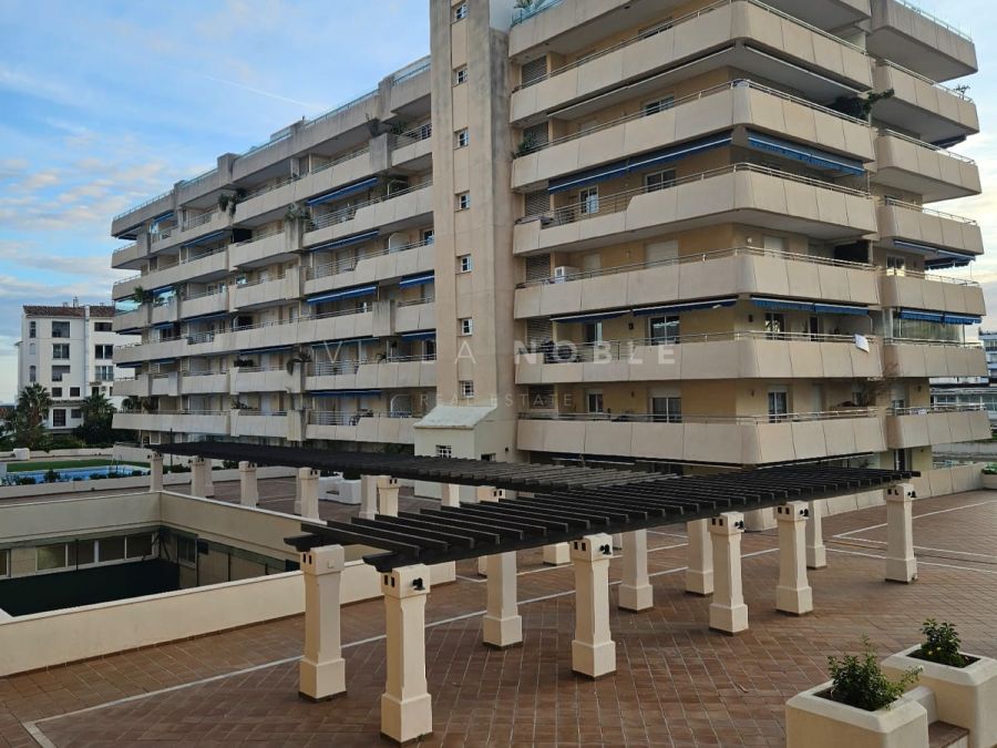 Título: Joya renovada en el corazón de Puerto Banús – A pasos de la playa