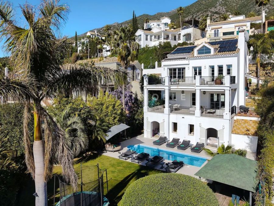 Villa bellamente renovada rodeada de naturaleza y con fácil acceso a Marbella